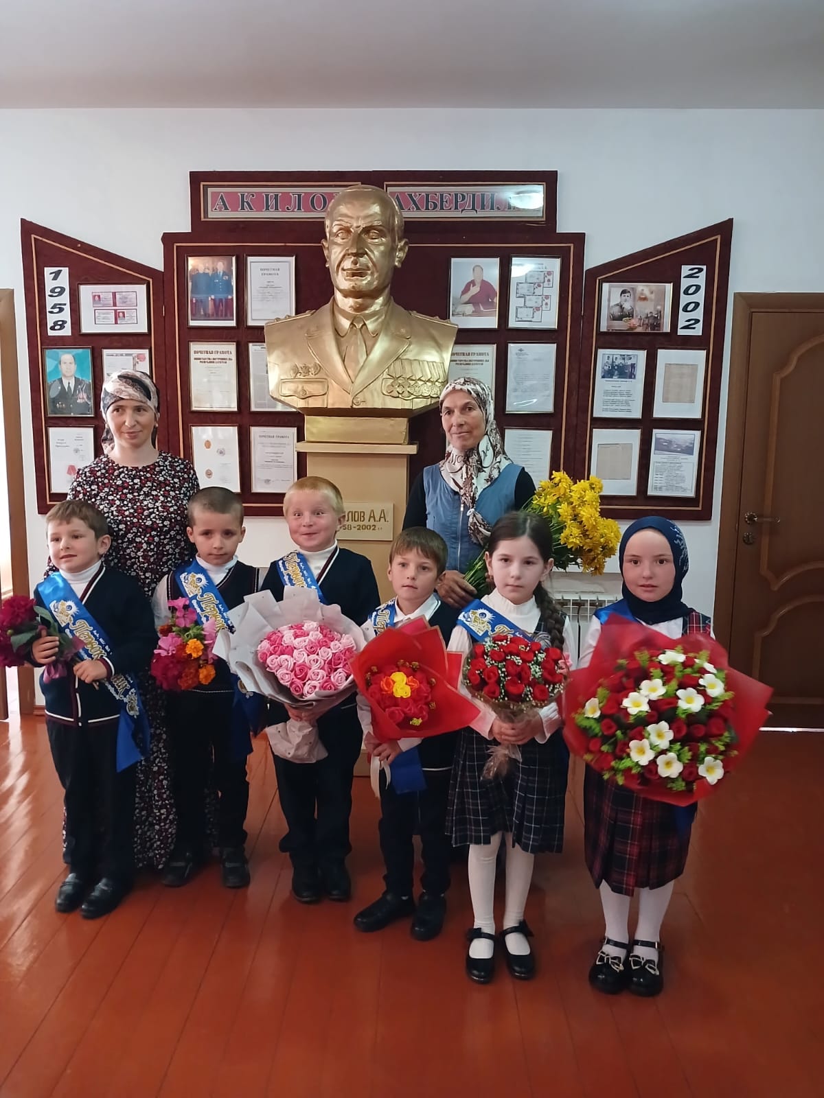 Счастливые первоклассники.